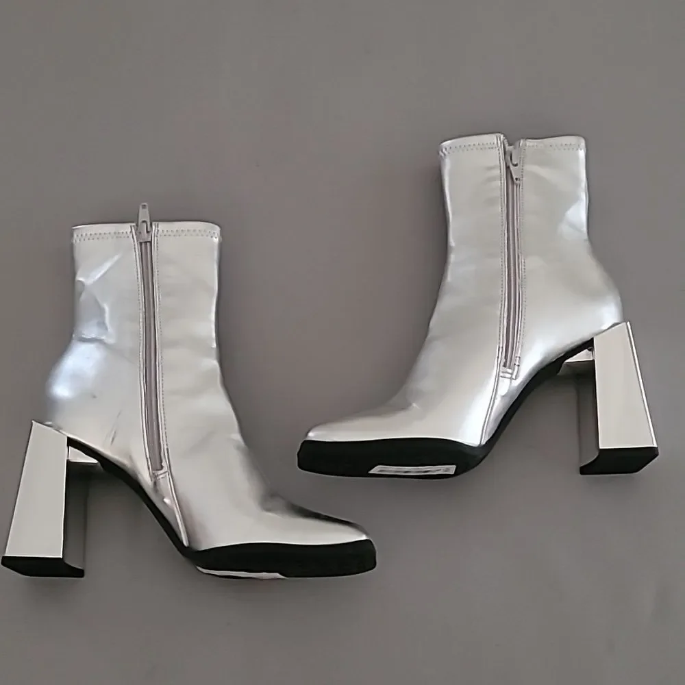 Gianni Bini Women's Border-Line Silver Metallic Block Heel Booties 7M